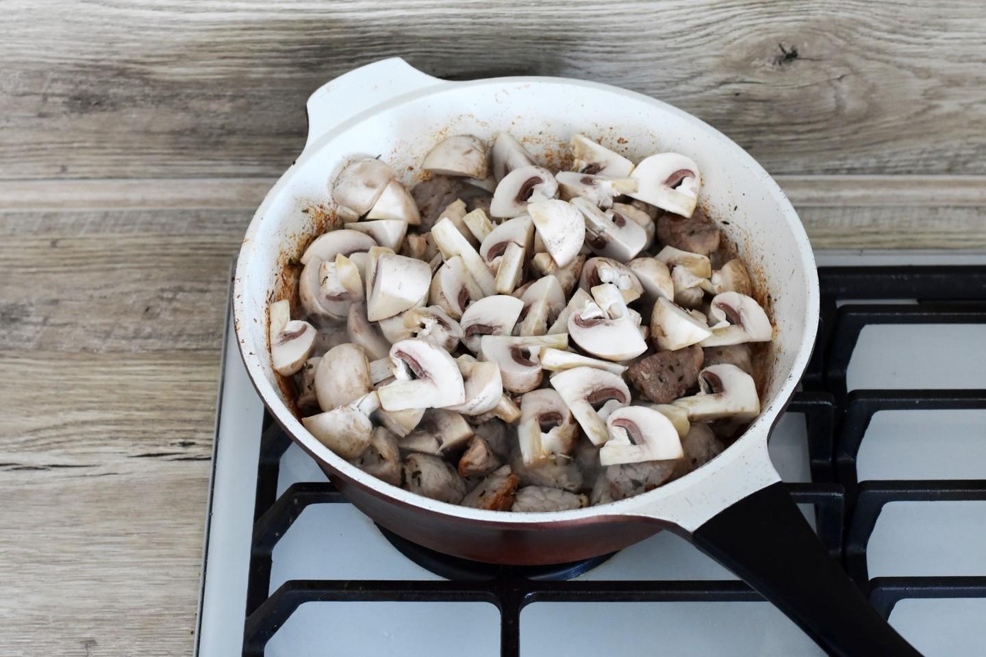 Шаг 10 приготовления Мясо с грибами на сковороде жареное