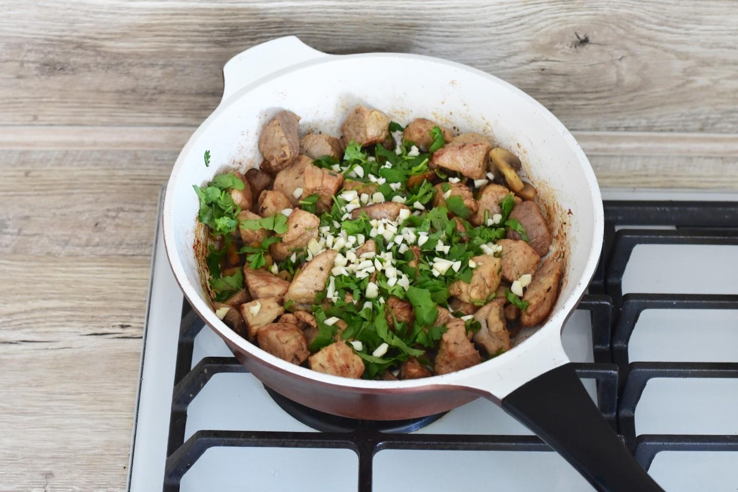 Шаг 12 приготовления Мясо с грибами на сковороде жареное