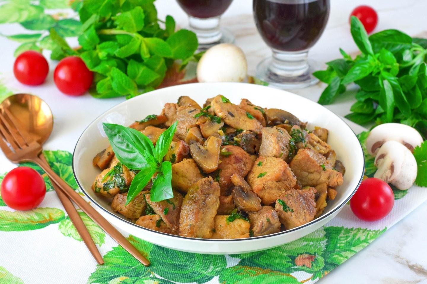 Обложка рецепта Мясо с грибами на сковороде жареное