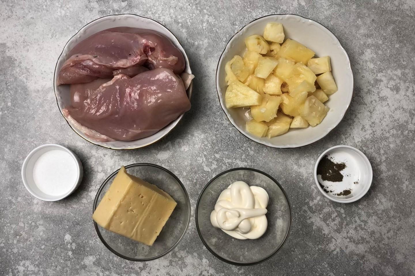 Шаг 1 приготовления Куриное филе с ананасами в духовке