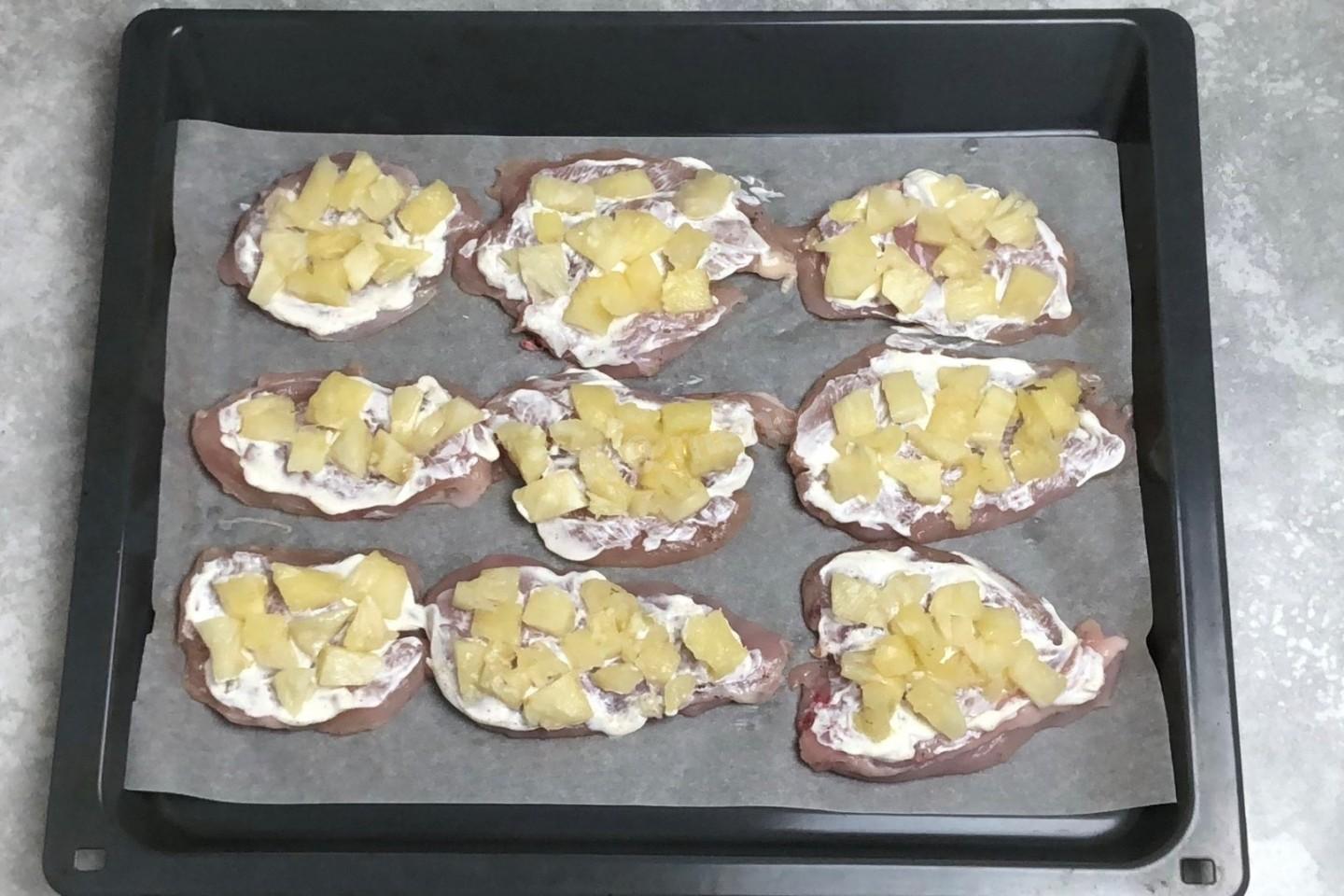 Шаг 7 приготовления Куриное филе с ананасами в духовке