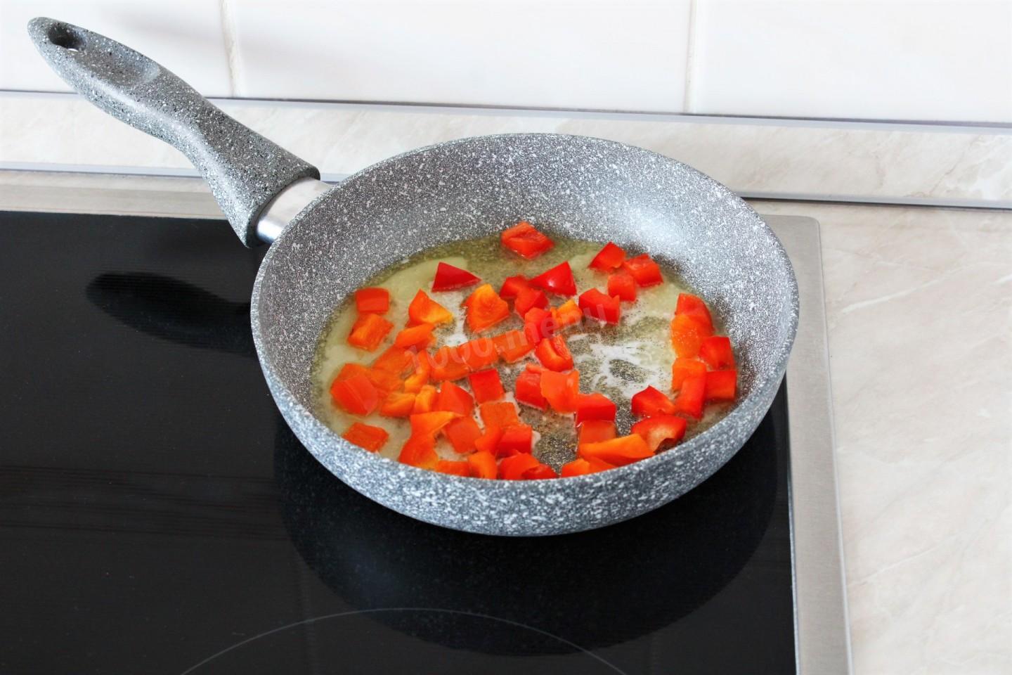 Шаг 9 приготовления Омлет с овощами сыром и зеленью на сковороде