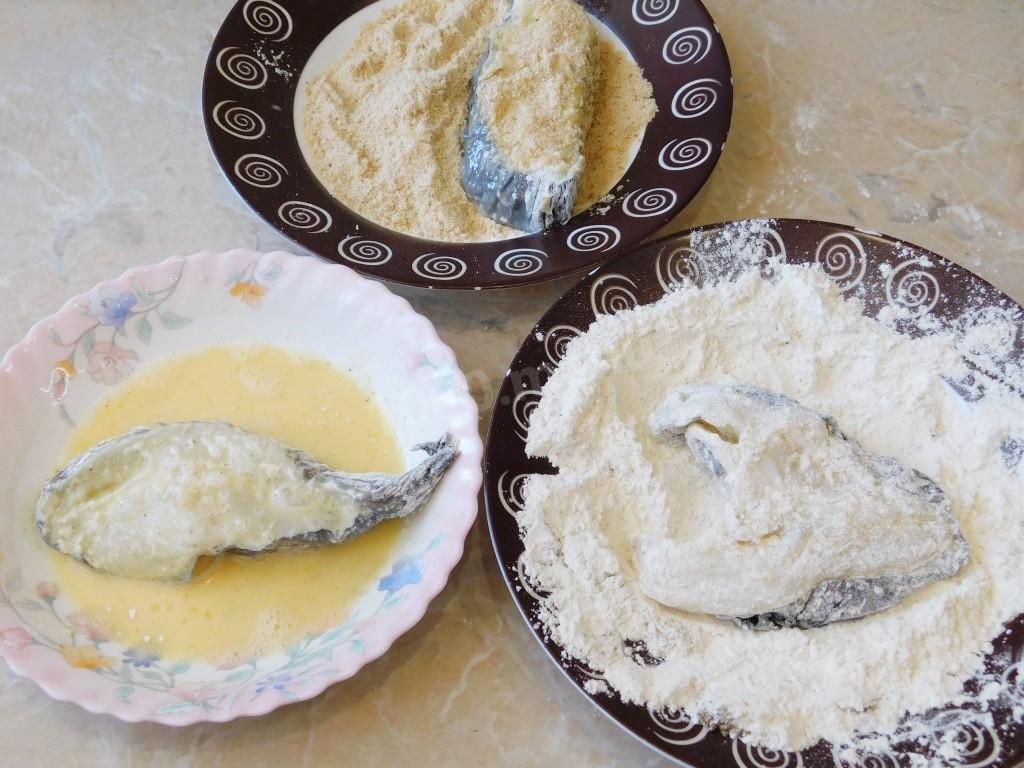 Шаг 5 приготовления Стейк зубатки на сковороде