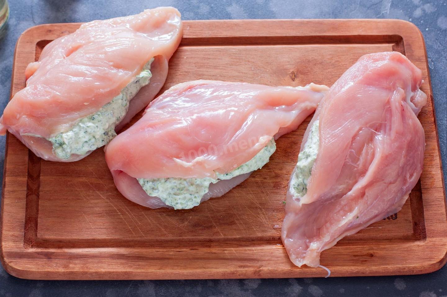 Шаг 4 приготовления Курица фаршированная сыром в духовке