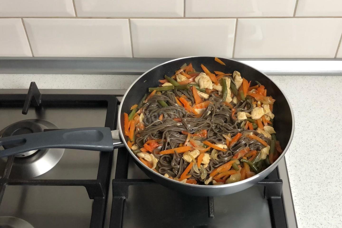 Шаг 8 приготовления Курица с гречневой лапшой