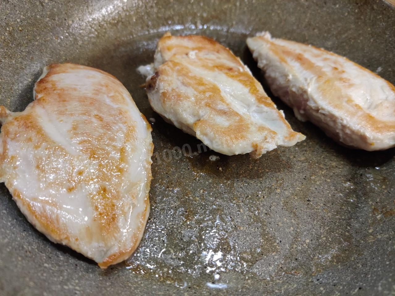 Шаг 6 приготовления Стейк из куриной грудки на сковороде