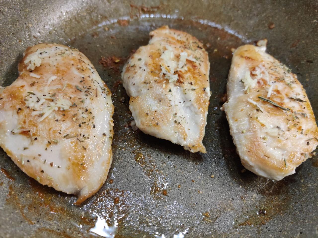 Шаг 7 приготовления Стейк из куриной грудки на сковороде