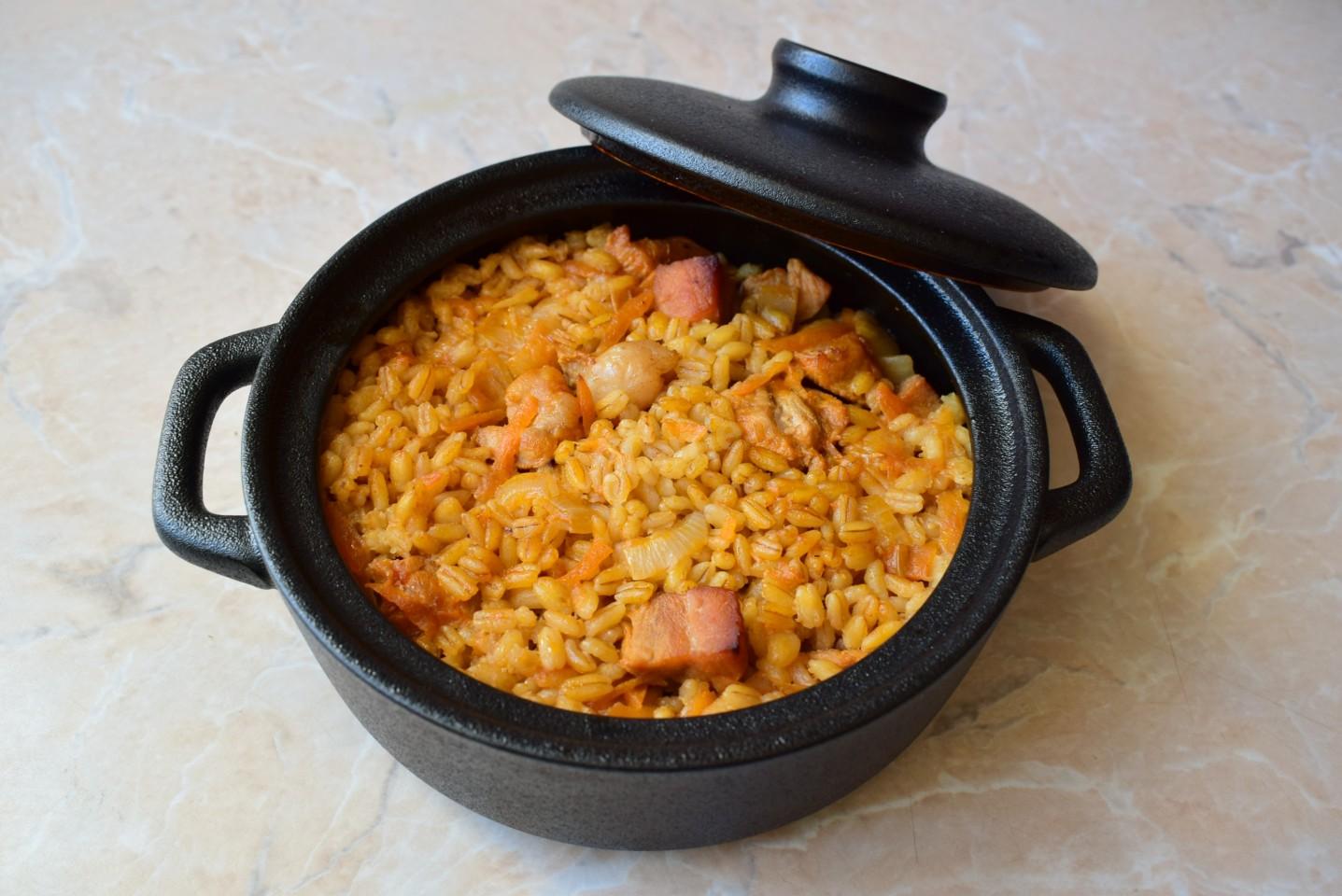 Шаг 11 приготовления Перловка в горшочке в духовке с мясом