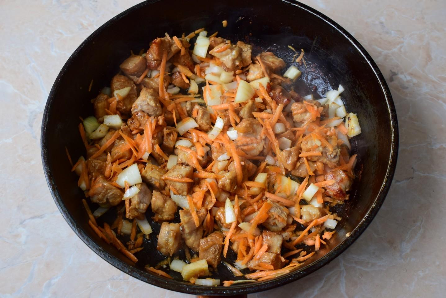 Шаг 4 приготовления Перловка в горшочке в духовке с мясом