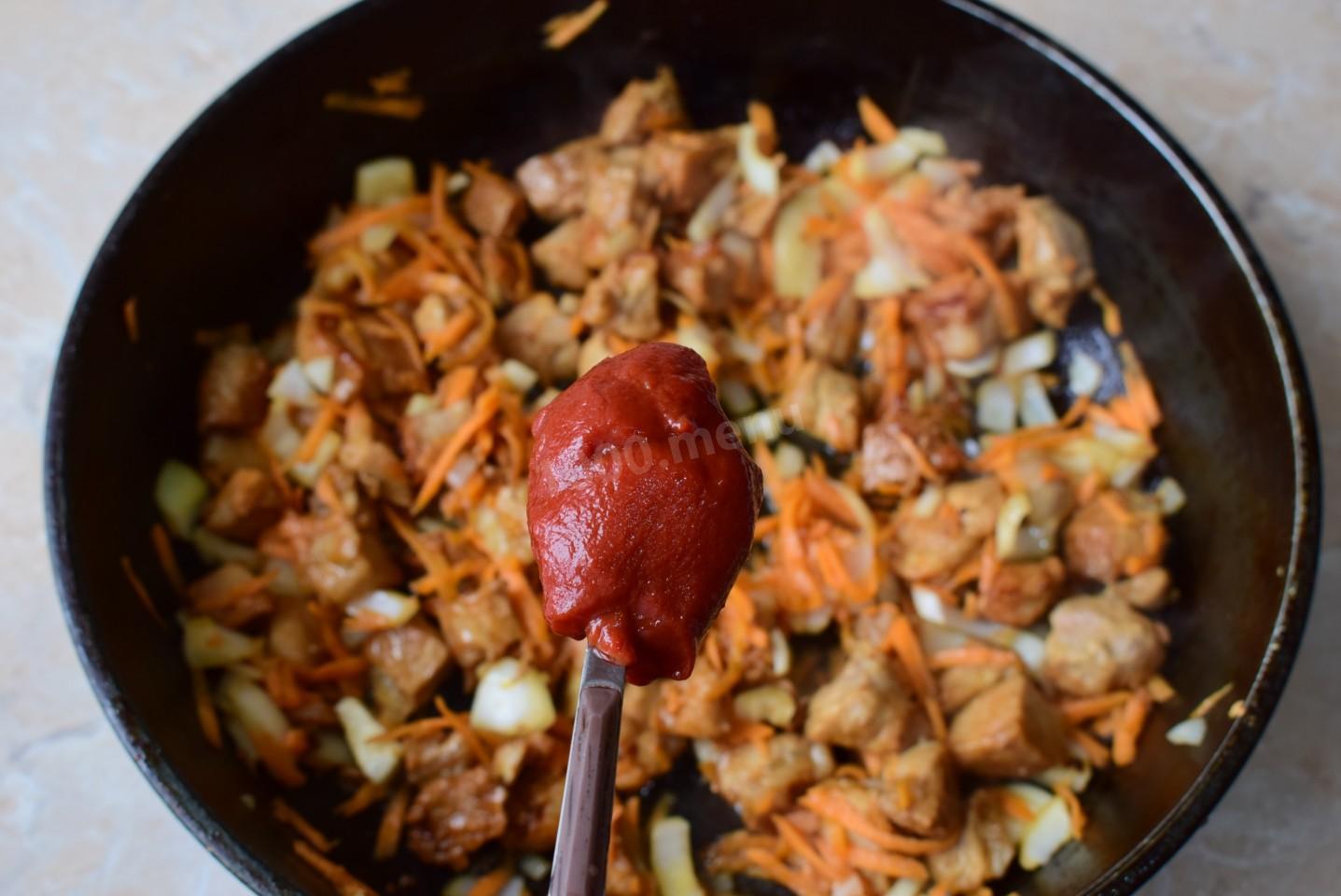 Шаг 5 приготовления Перловка в горшочке в духовке с мясом