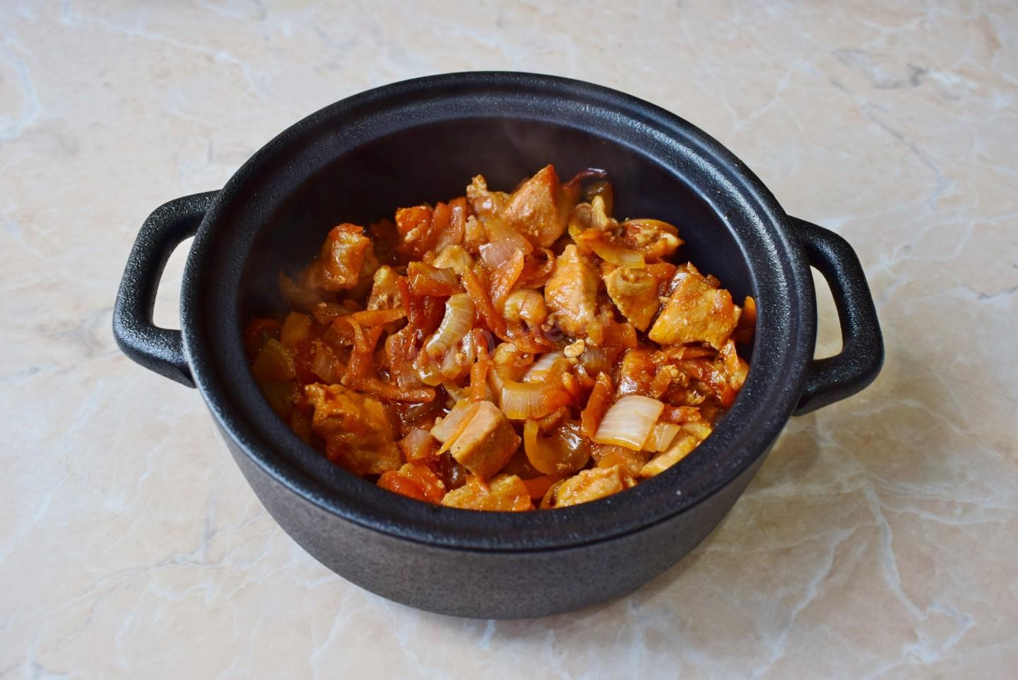Шаг 7 приготовления Перловка в горшочке в духовке с мясом