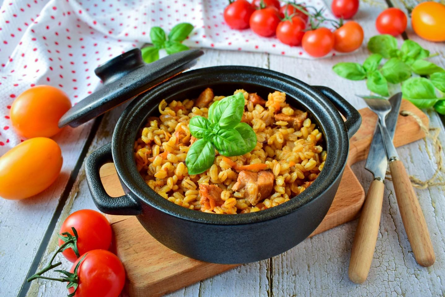 Обложка рецепта Перловка в горшочке в духовке с мясом