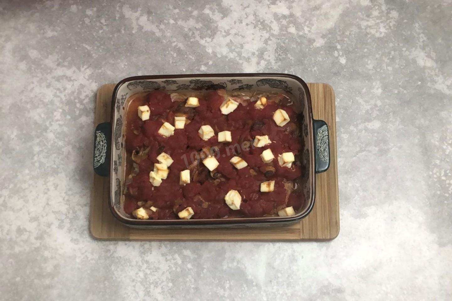 Шаг 9 приготовления Мясо с грибами помидорами и сыром в духовке