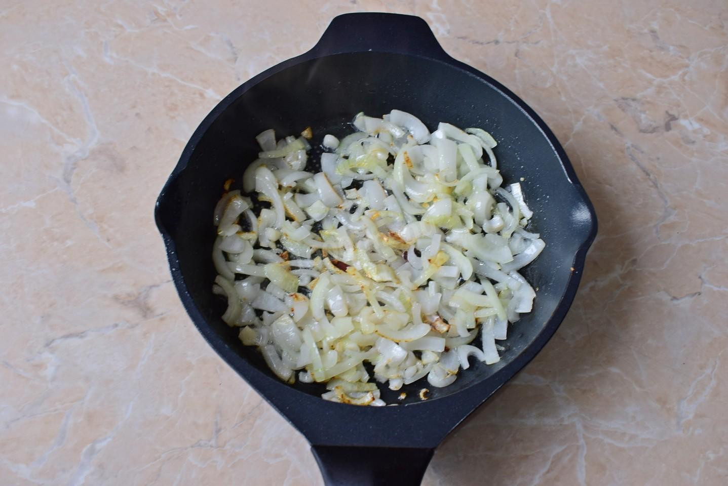 Шаг 3 приготовления Куриная печень на сковороде со сметаной