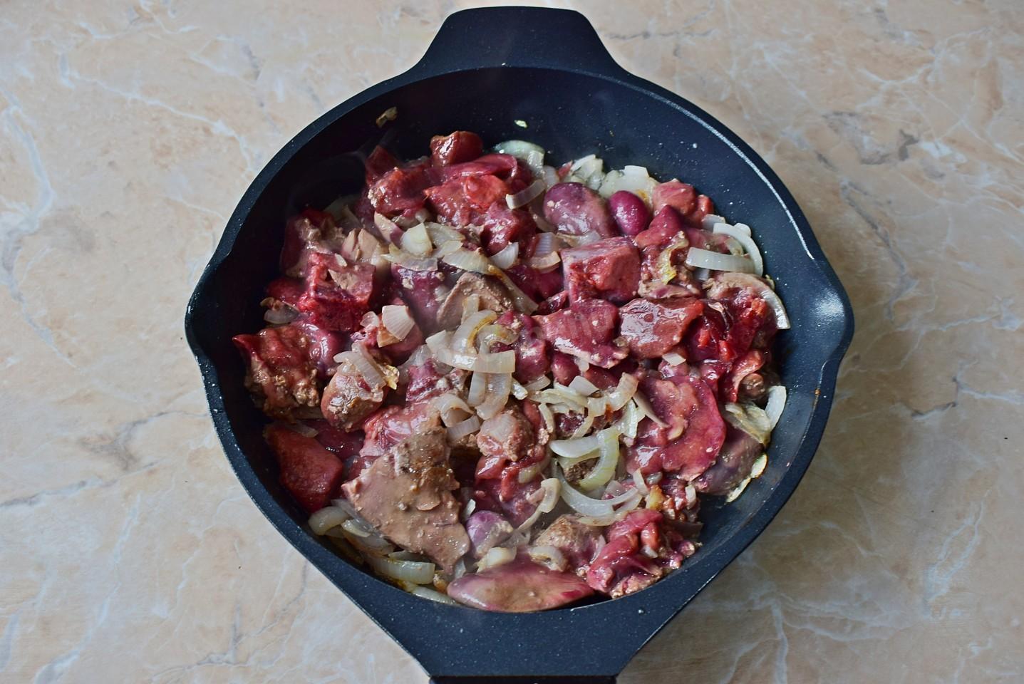 Шаг 4 приготовления Куриная печень на сковороде со сметаной