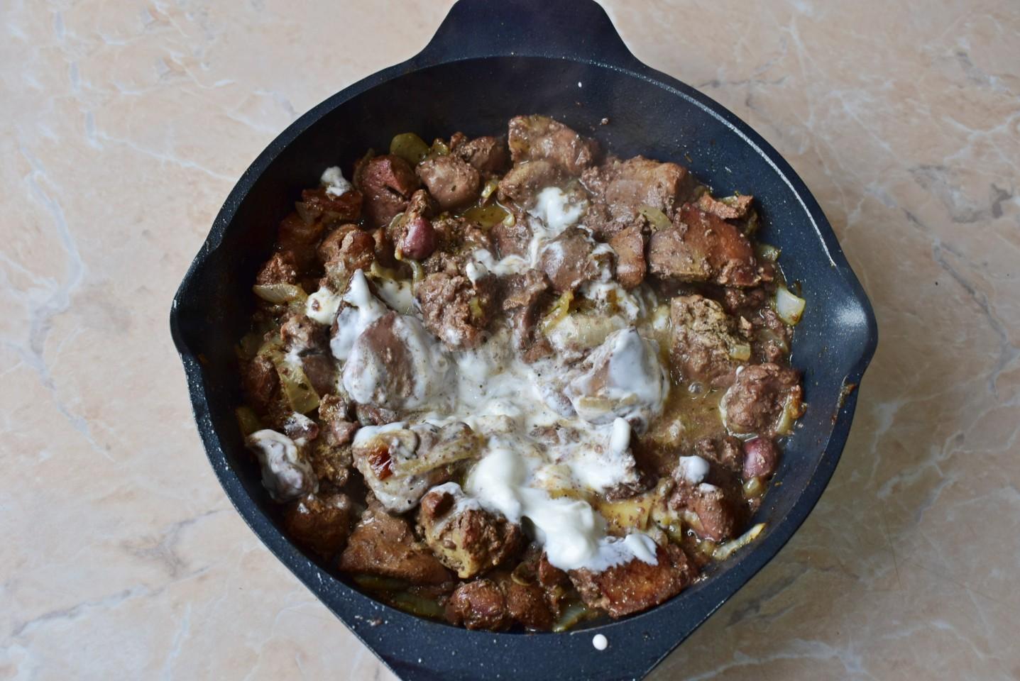 Шаг 5 приготовления Куриная печень на сковороде со сметаной
