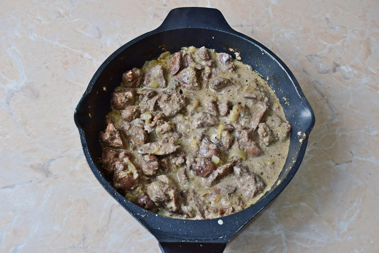 Шаг 6 приготовления Куриная печень на сковороде со сметаной