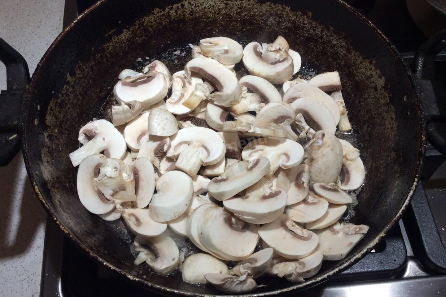 Шаг 10 приготовления Картошка с мясом и грибами в горшочках в духовке