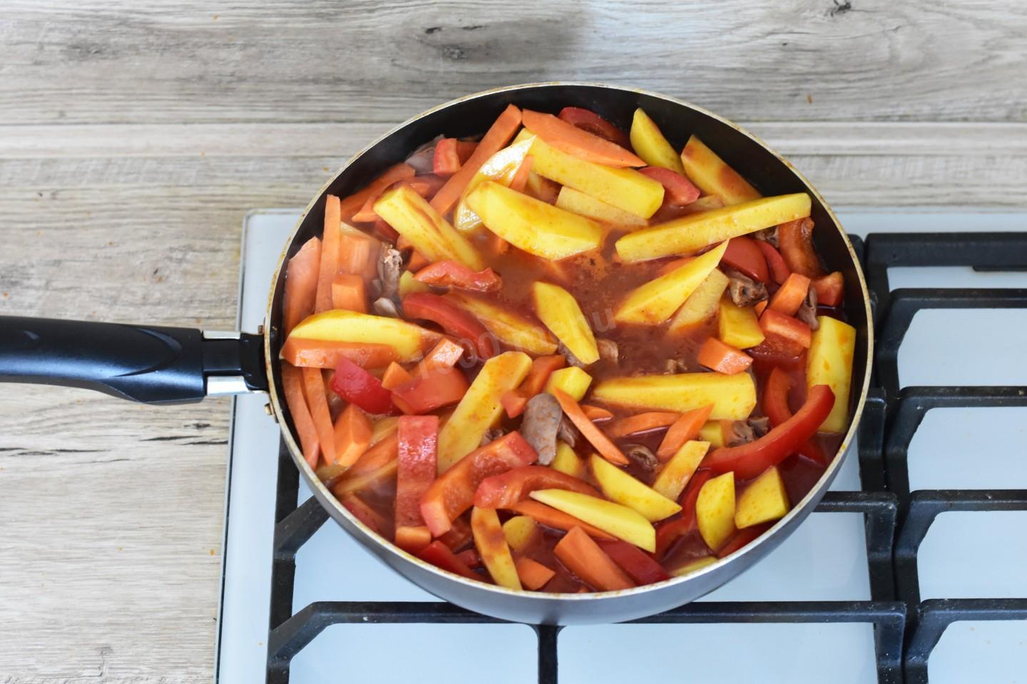 Шаг 11 приготовления Куриные сердечки с картошкой тушеные