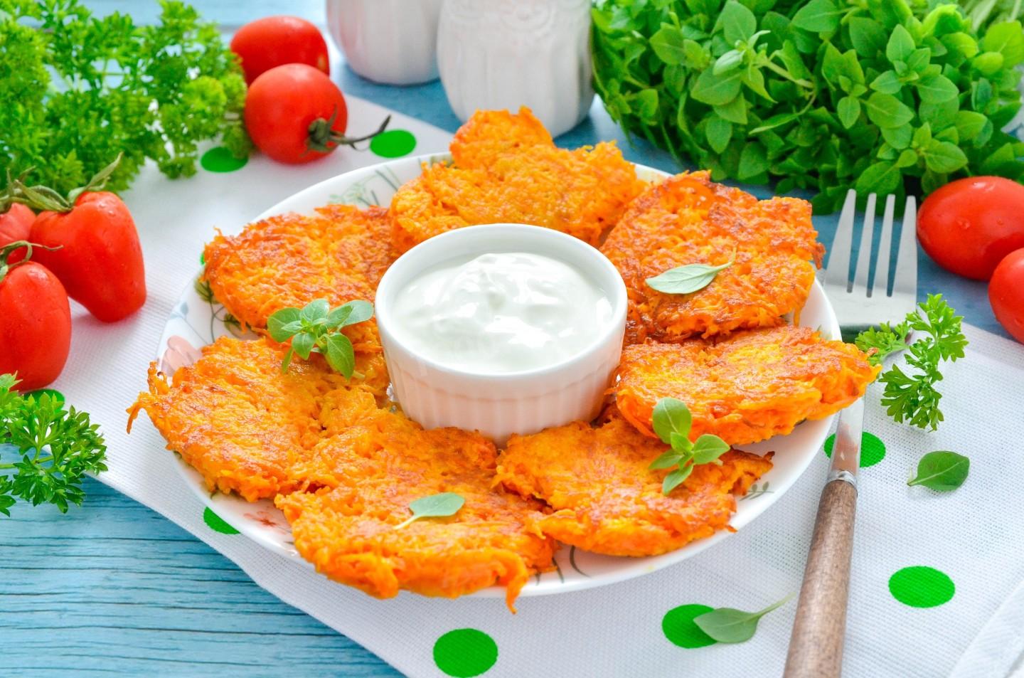 Шаг 8 приготовления Оладьи с луком и морковью