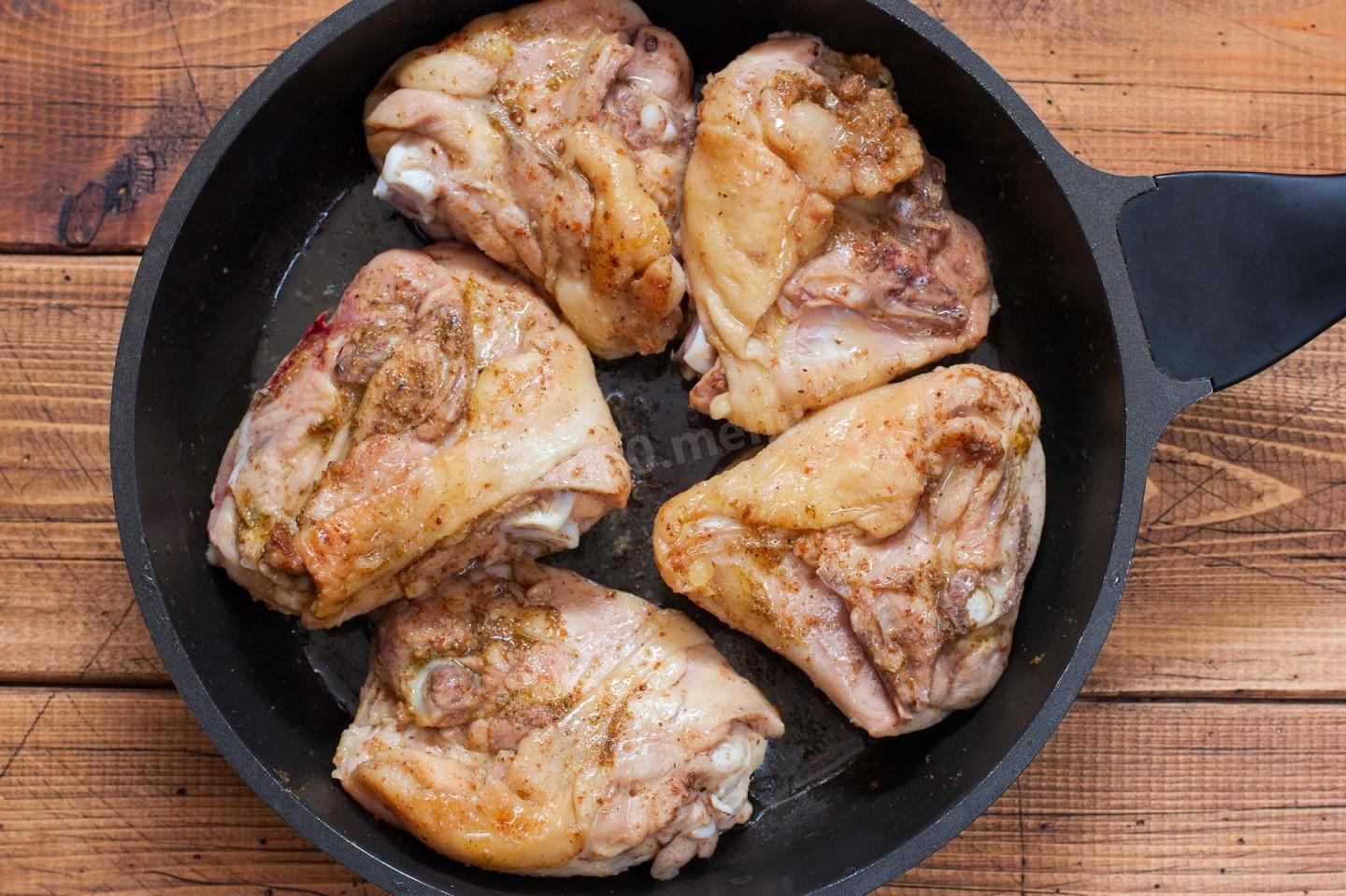 Шаг 6 приготовления Жареные куриные бедра на сковороде