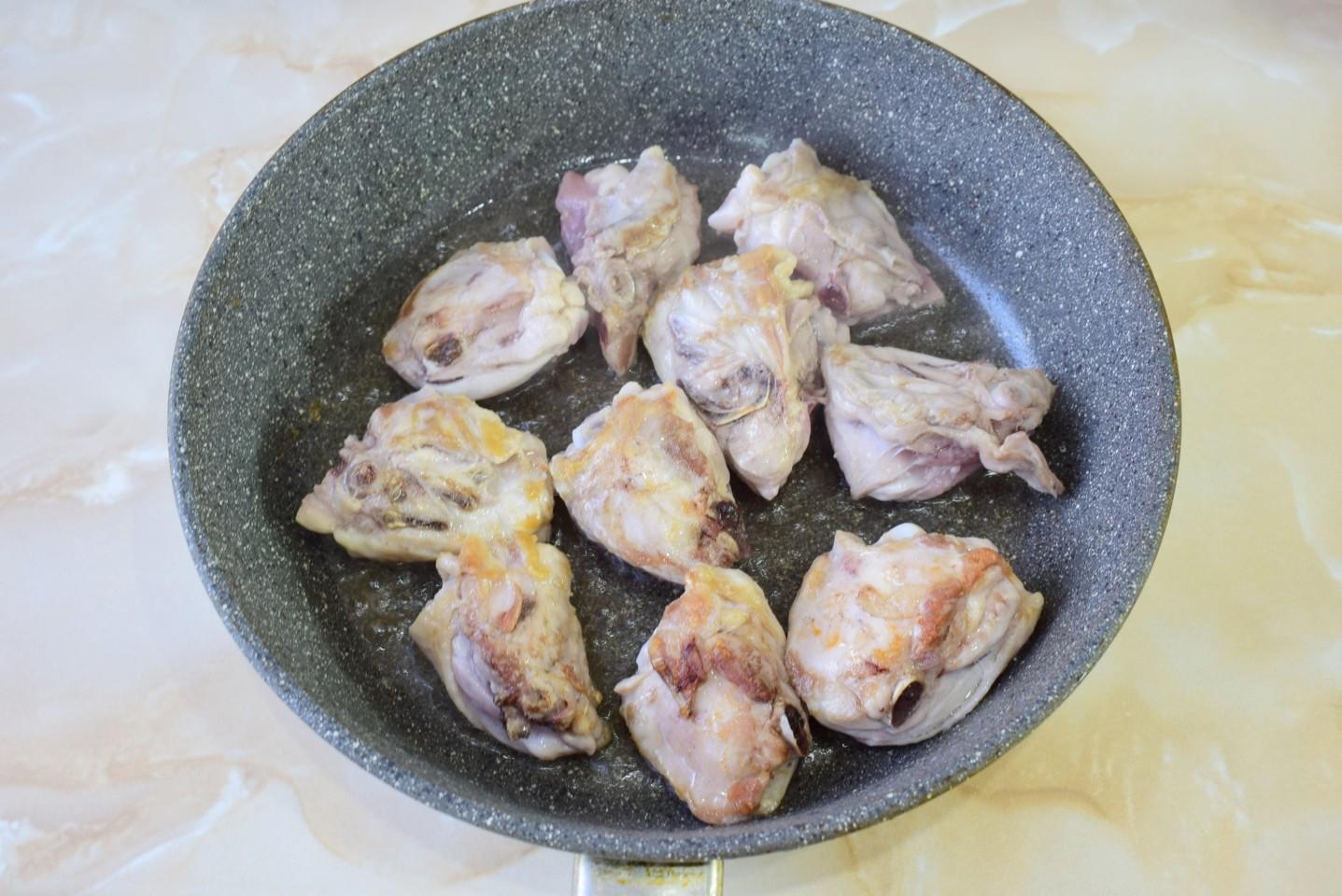 Шаг 3 приготовления Курица с грибами и морковью тушеная