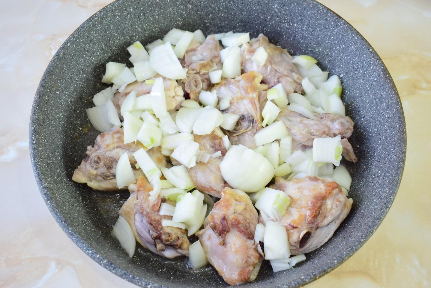 Шаг 5 приготовления Курица с грибами и морковью тушеная