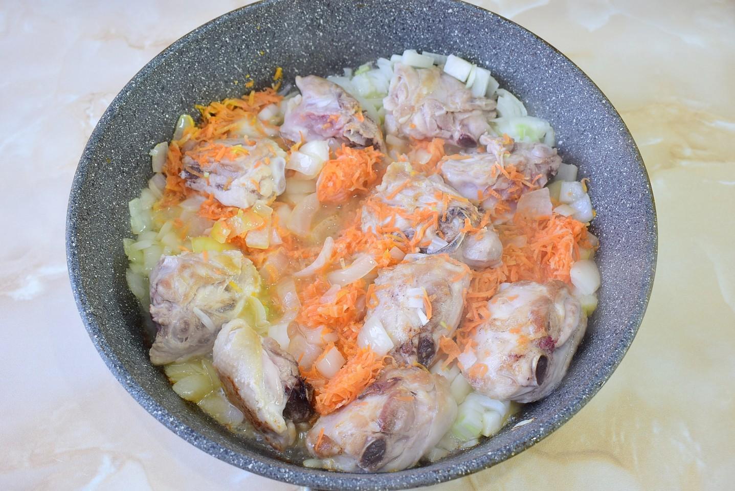 Шаг 6 приготовления Курица с грибами и морковью тушеная