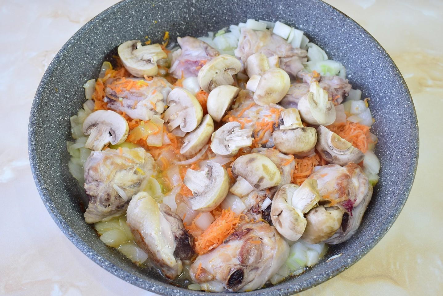 Шаг 7 приготовления Курица с грибами и морковью тушеная