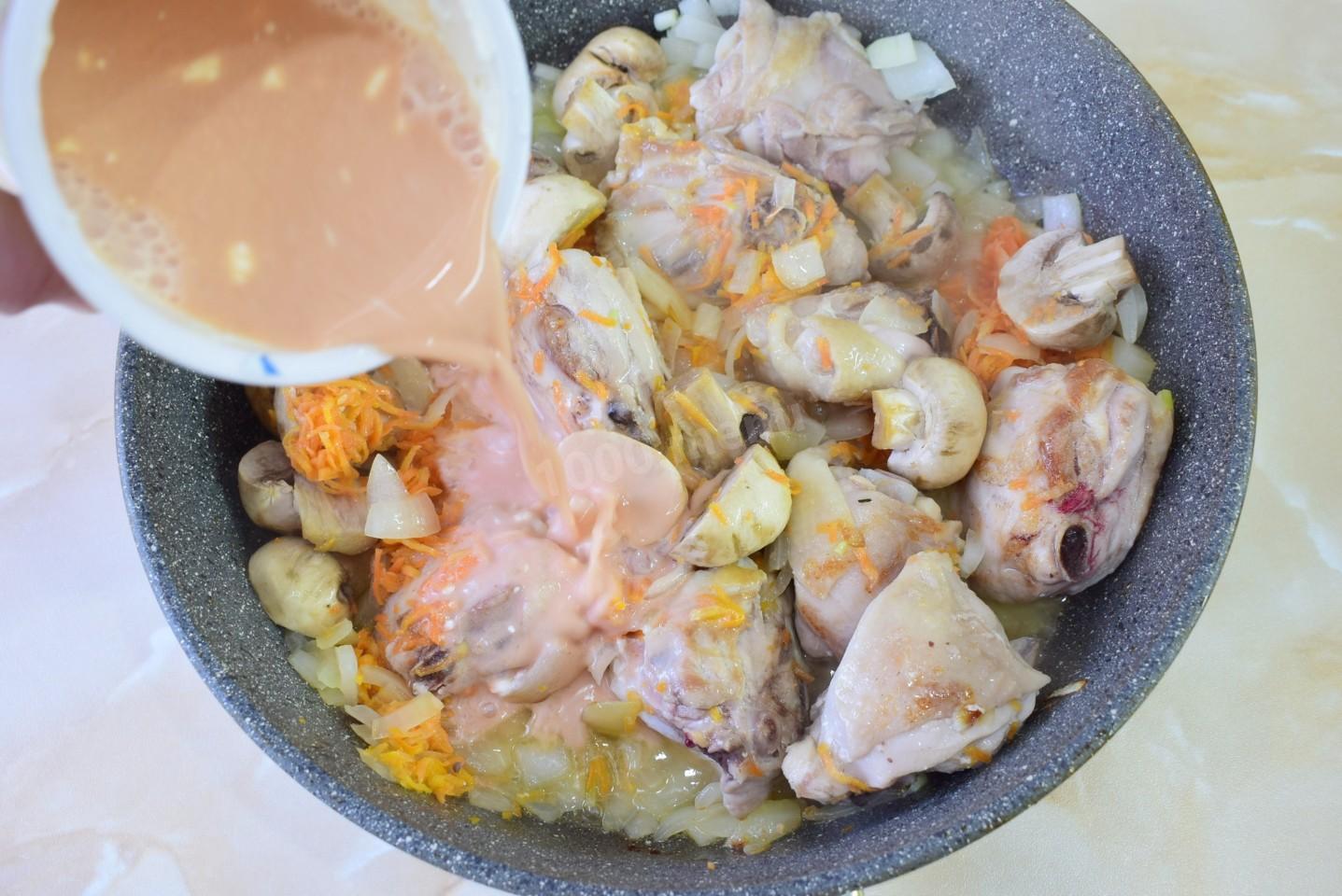 Шаг 8 приготовления Курица с грибами и морковью тушеная