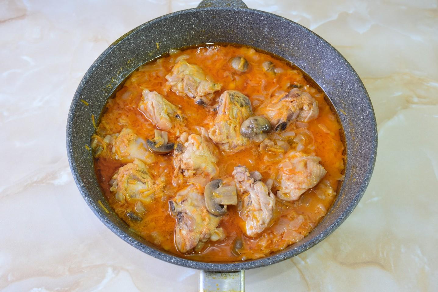Шаг 9 приготовления Курица с грибами и морковью тушеная