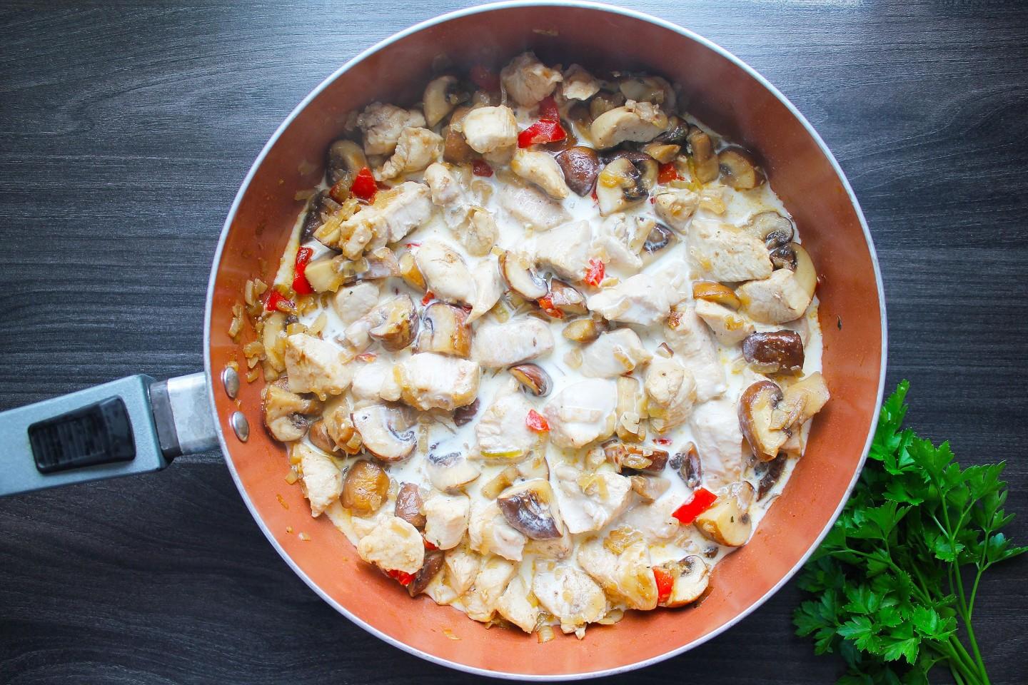 Шаг 10 приготовления Макароны с курицей и грибами