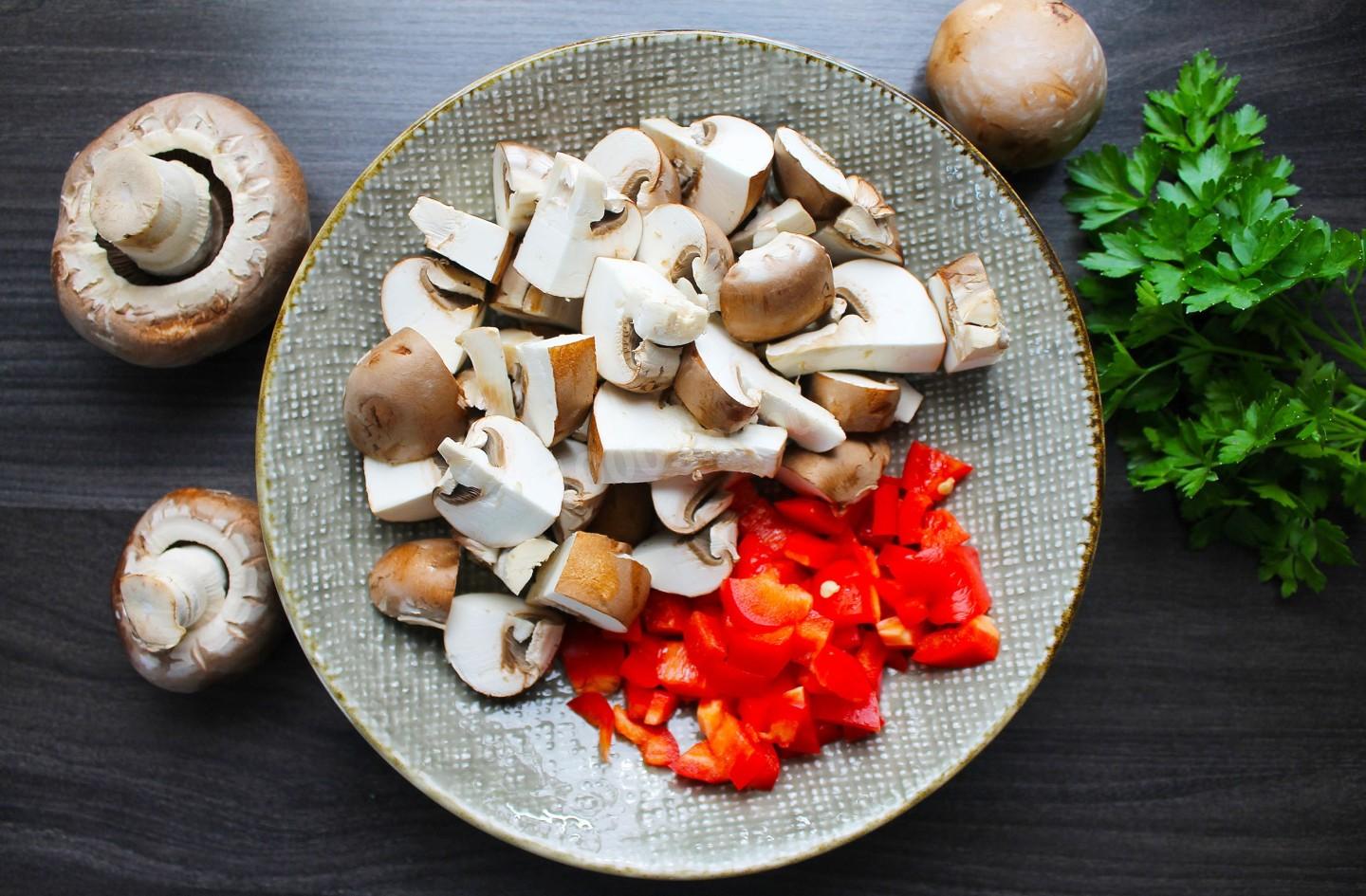 Шаг 5 приготовления Макароны с курицей и грибами