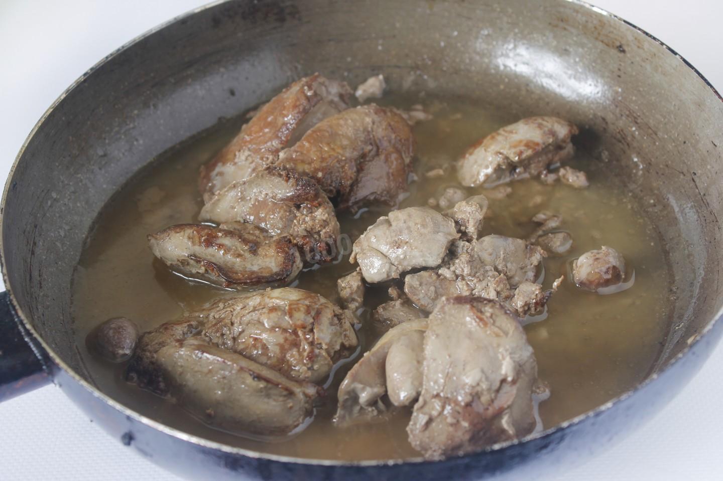 Шаг 1 приготовления Куриная печень в сметане с морковью