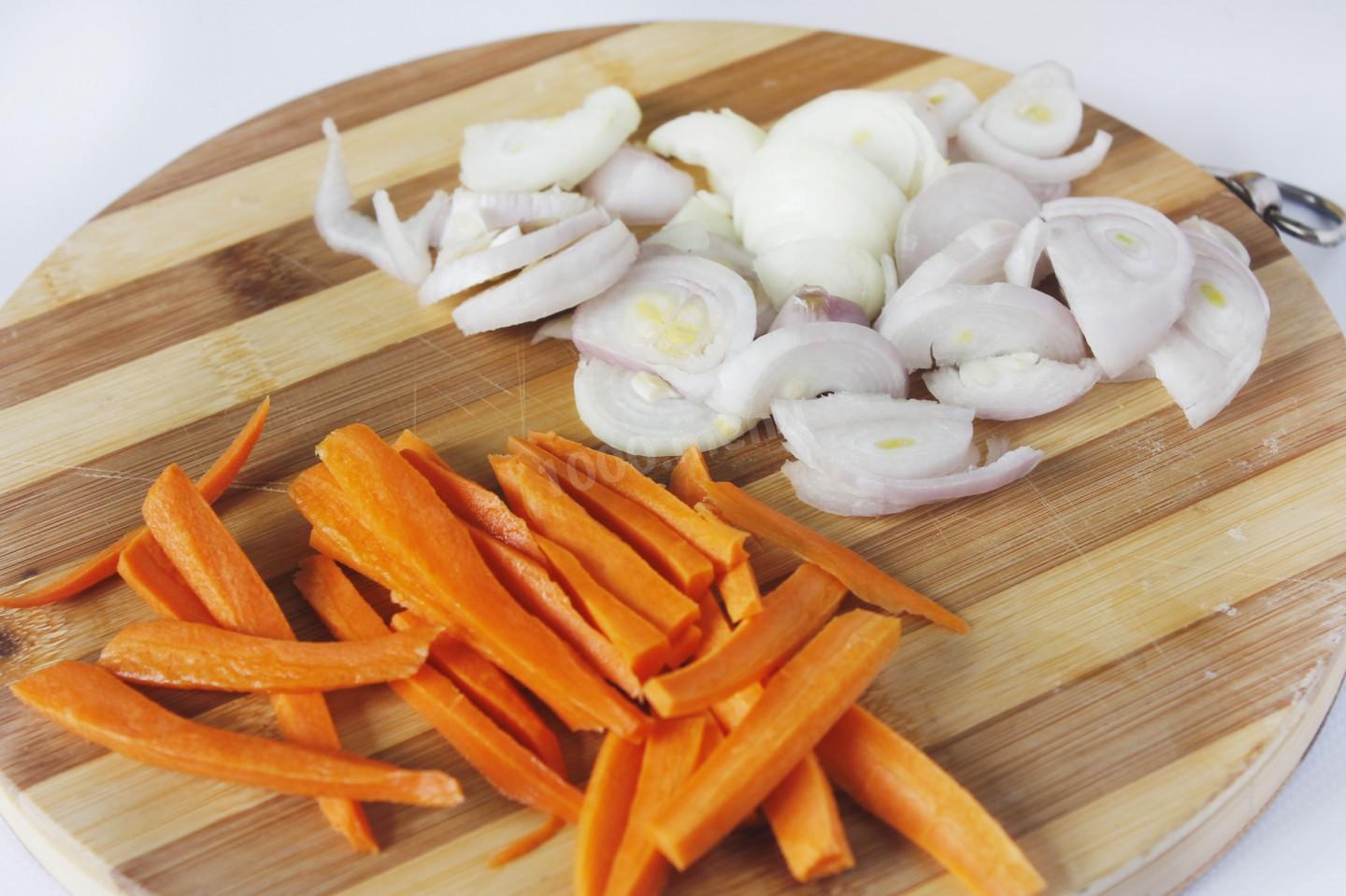 Шаг 2 приготовления Куриная печень в сметане с морковью