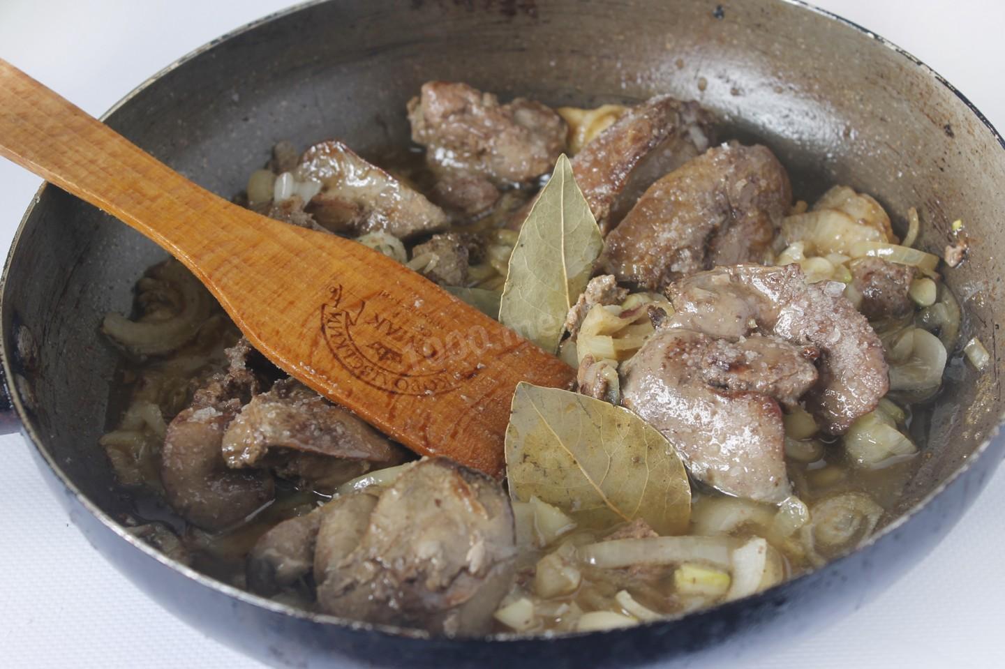 Шаг 3 приготовления Куриная печень в сметане с морковью