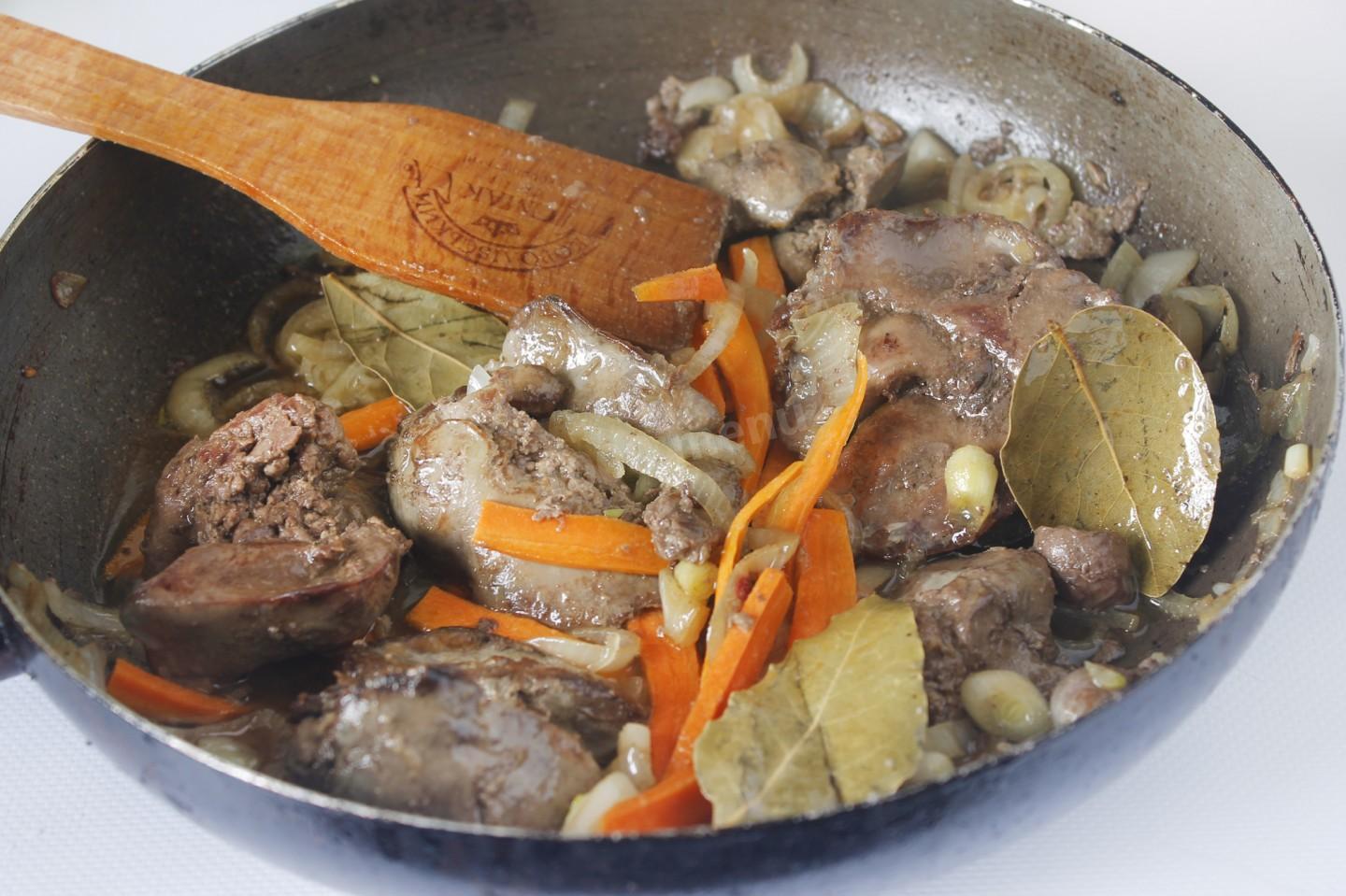 Шаг 4 приготовления Куриная печень в сметане с морковью
