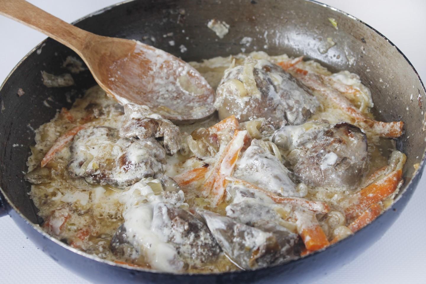 Шаг 5 приготовления Куриная печень в сметане с морковью