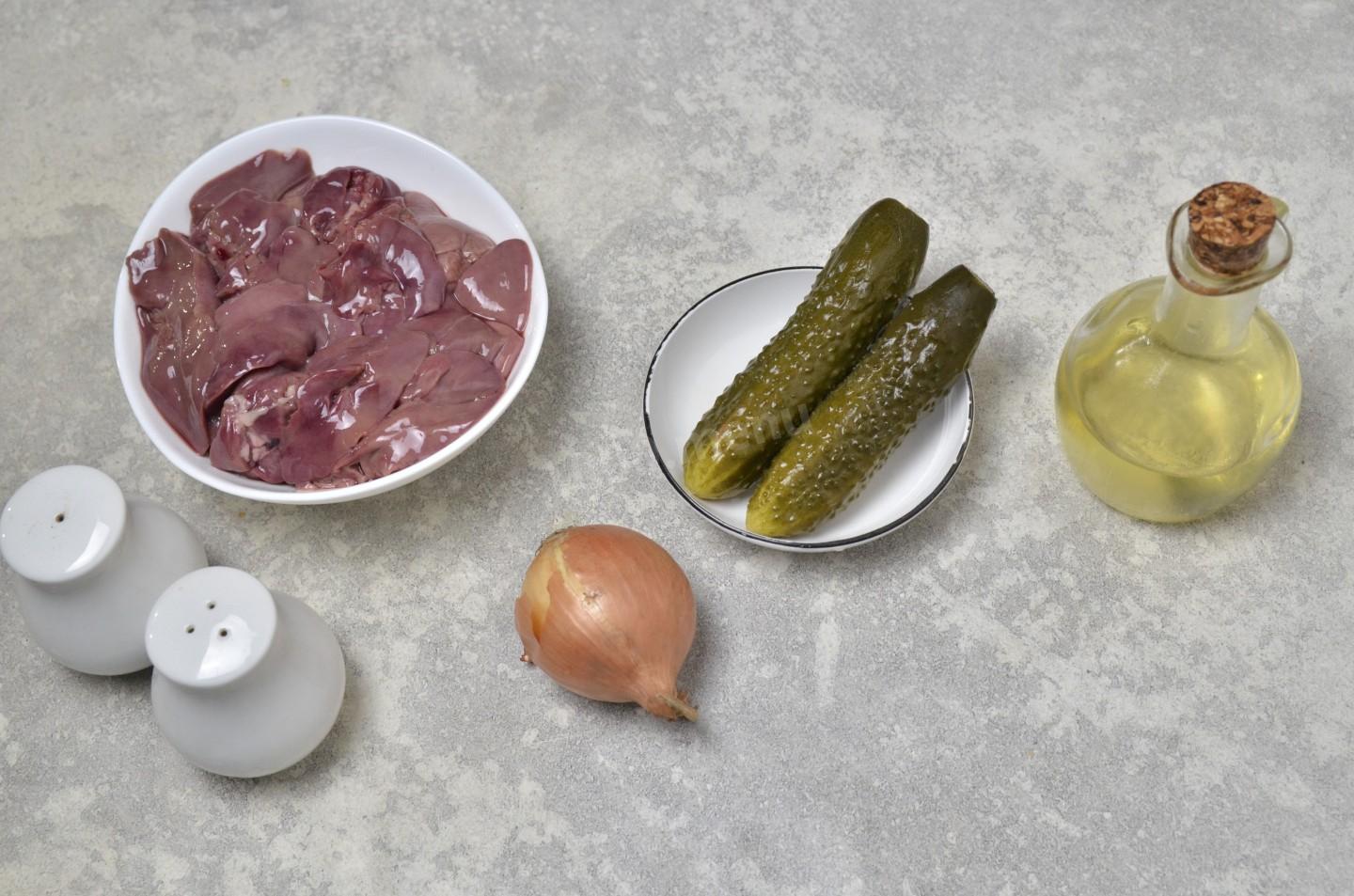 Шаг 1 приготовления Куриная печень с солеными огурцами на сковороде
