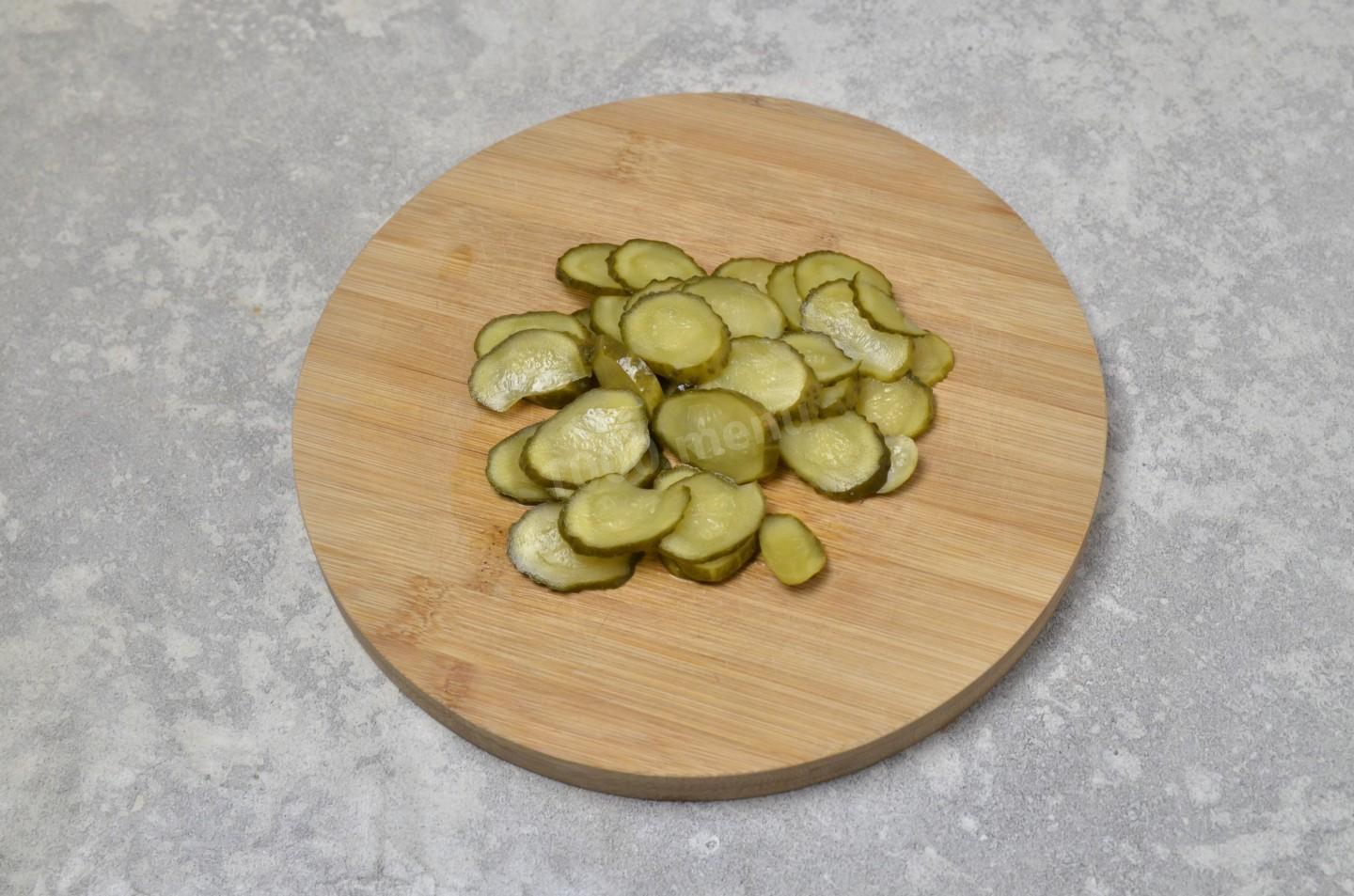 Шаг 3 приготовления Куриная печень с солеными огурцами на сковороде