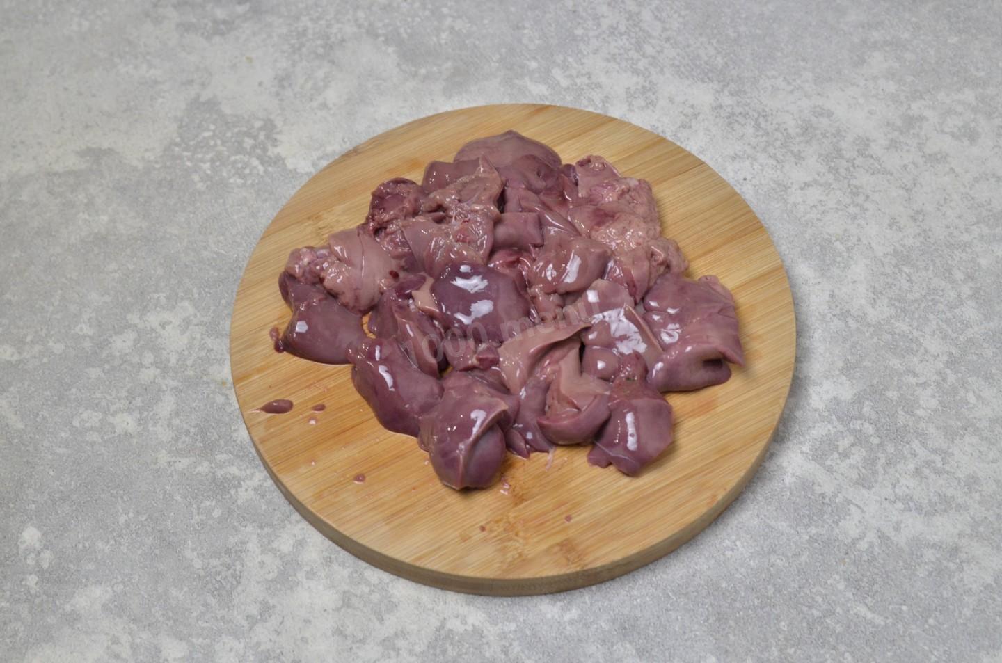 Шаг 4 приготовления Куриная печень с солеными огурцами на сковороде