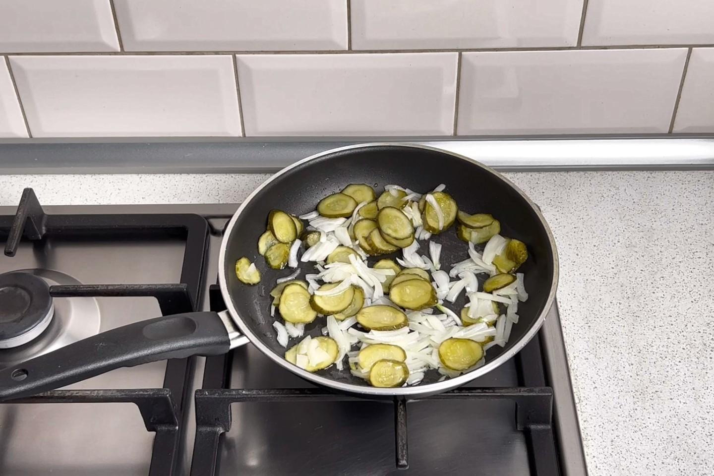 Шаг 5 приготовления Куриная печень с солеными огурцами на сковороде