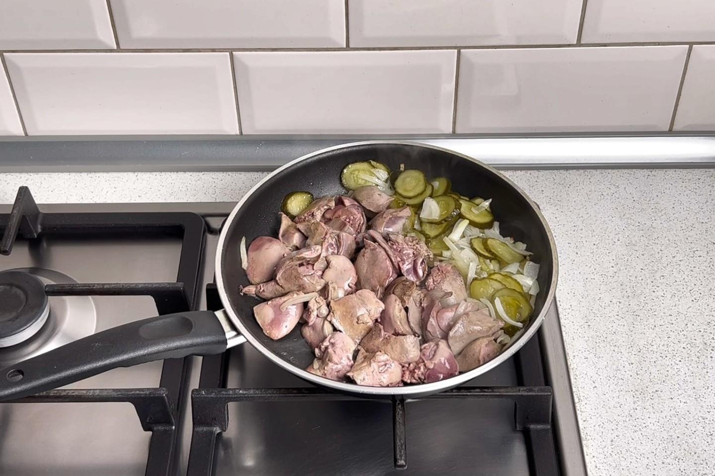 Шаг 6 приготовления Куриная печень с солеными огурцами на сковороде