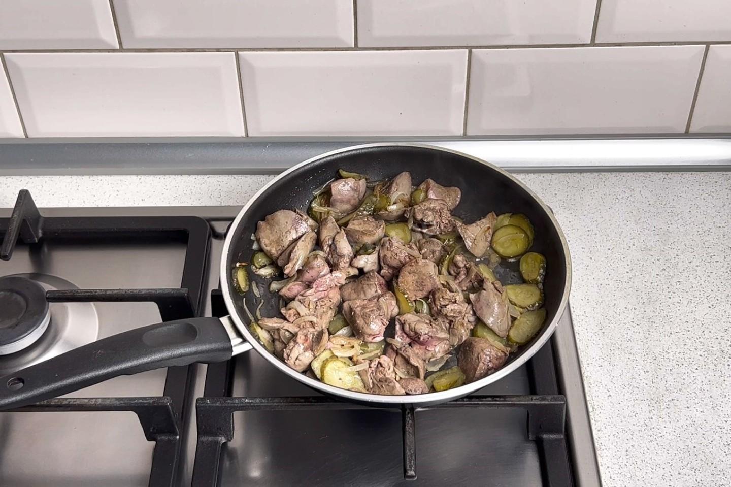 Шаг 7 приготовления Куриная печень с солеными огурцами на сковороде
