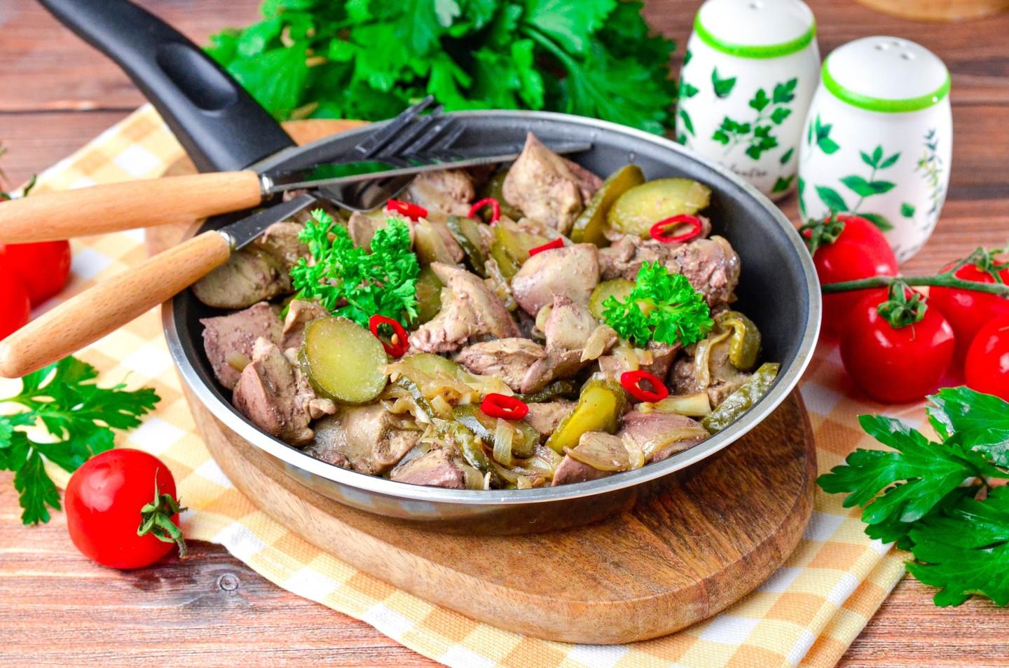 Шаг 8 приготовления Куриная печень с солеными огурцами на сковороде