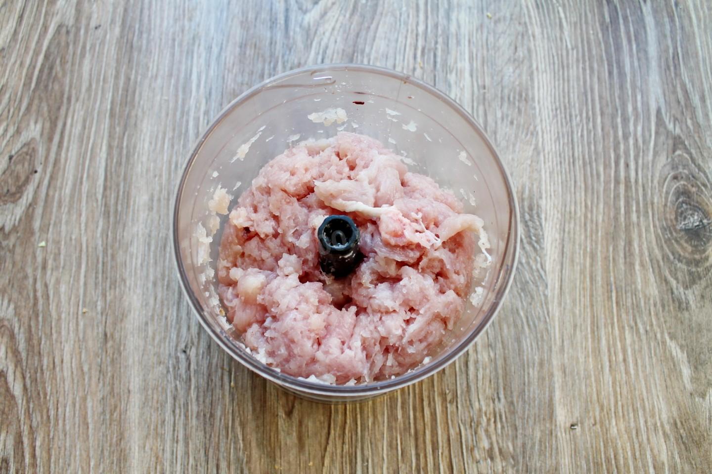 Шаг 2 приготовления Котлеты из куриного фарша с сыром в духовке