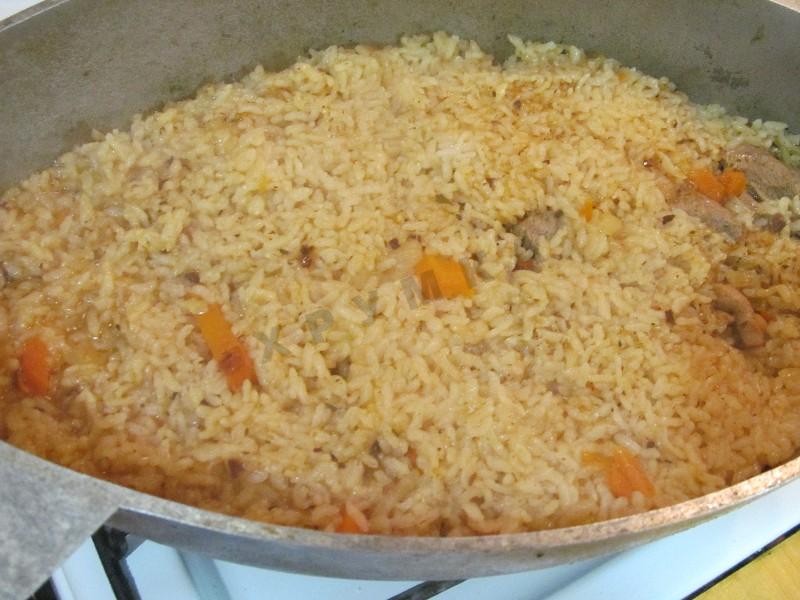 Шаг 14 приготовления Плов из утки в казане на плите