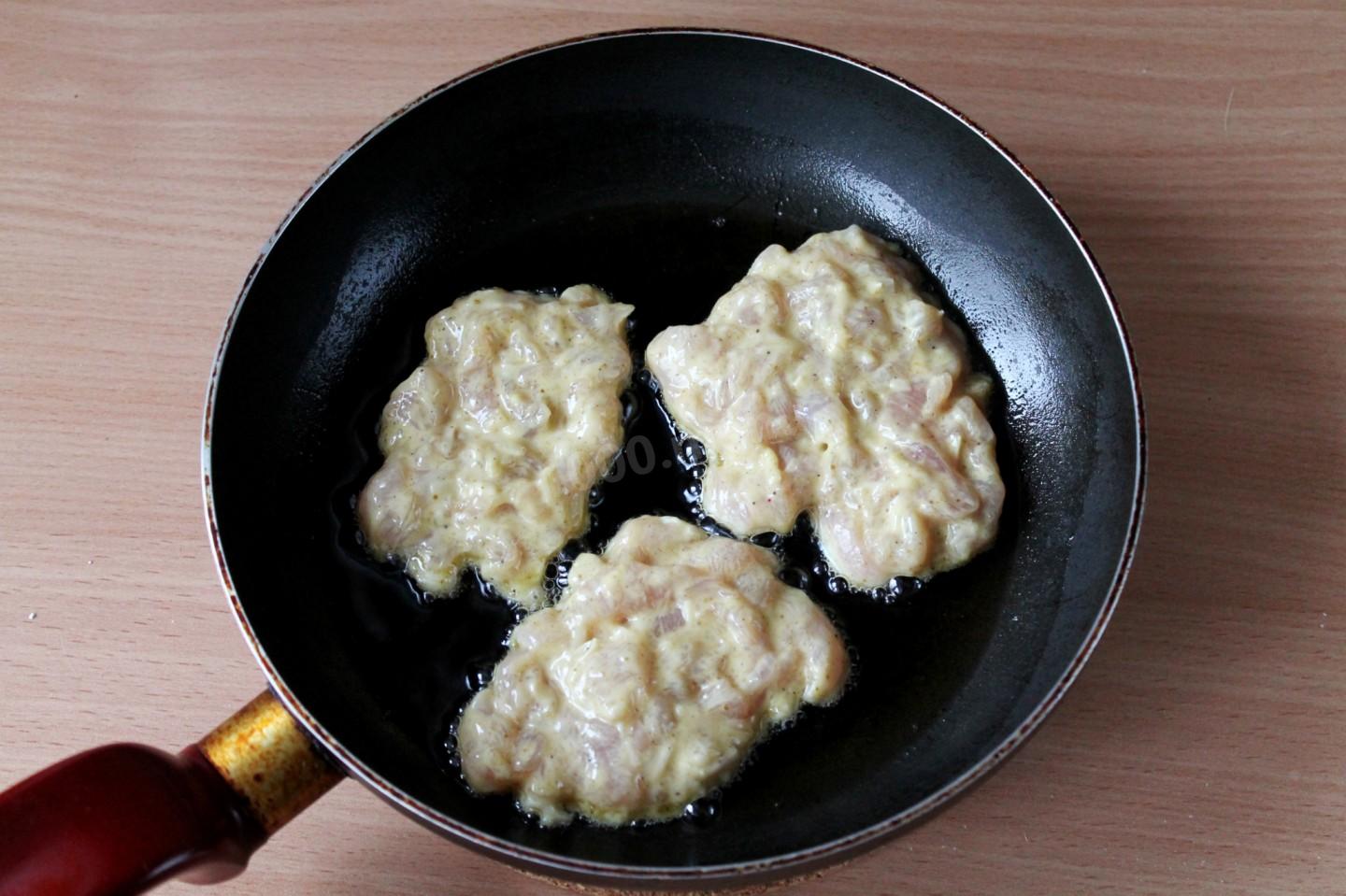Шаг 5 приготовления Котлеты из куриной грудки с сыром