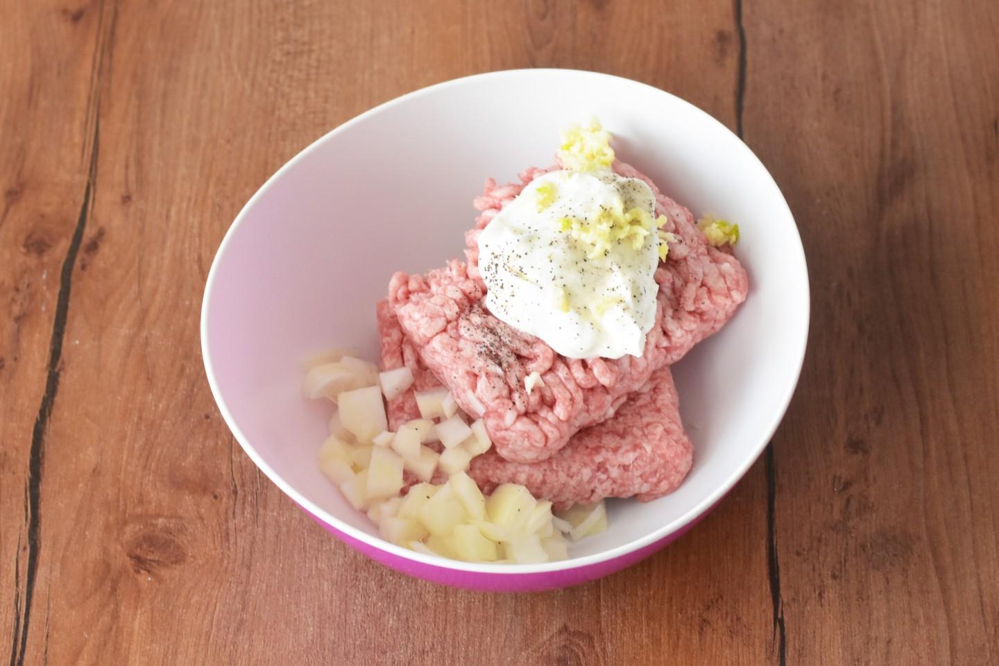 Шаг 4 приготовления Мясо по французски в духовке из фарша