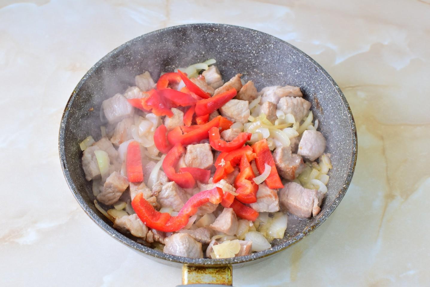 Шаг 5 приготовления Мясо с перцем болгарским и помидорами